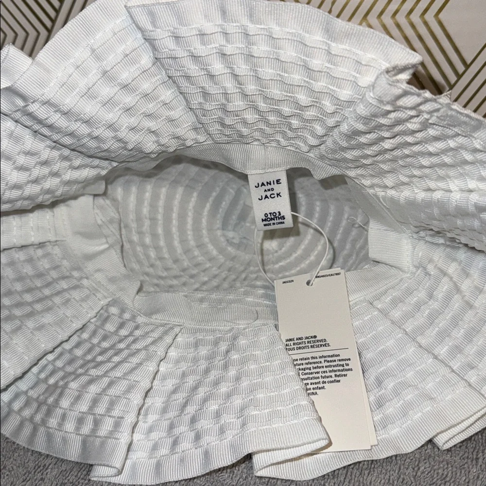 Janie and Jack hat‎ NWT White bucket Hat with bow and pleats and elephant rattle